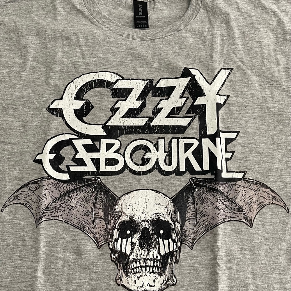 Classic Ozzy Gray Graphic Tee with Skull 💀 and Bat 🦇 Design